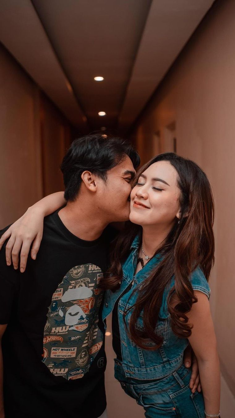 Belum lama berpacaran keduanya kini dikabarkan akan segera menikah.