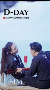Keduanya pun tak ragu saling menatap dan bercengkrama penuh cinta. Hal itu semakin membuat para penggemarnya ikut baper