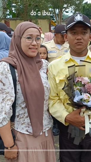Momen Haru Ibu Hadir Kelulusan Anaknya Sebagai Satpam, Diwarnai Tangisan Bangga