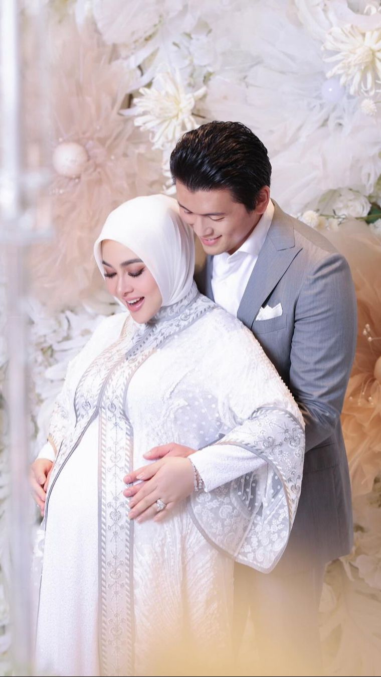 Akhirnya Go Public, 8 Potret Syahrini Pamer Baby Bump 7 Bulan Kehamilan, Gaya Cetar Abis!