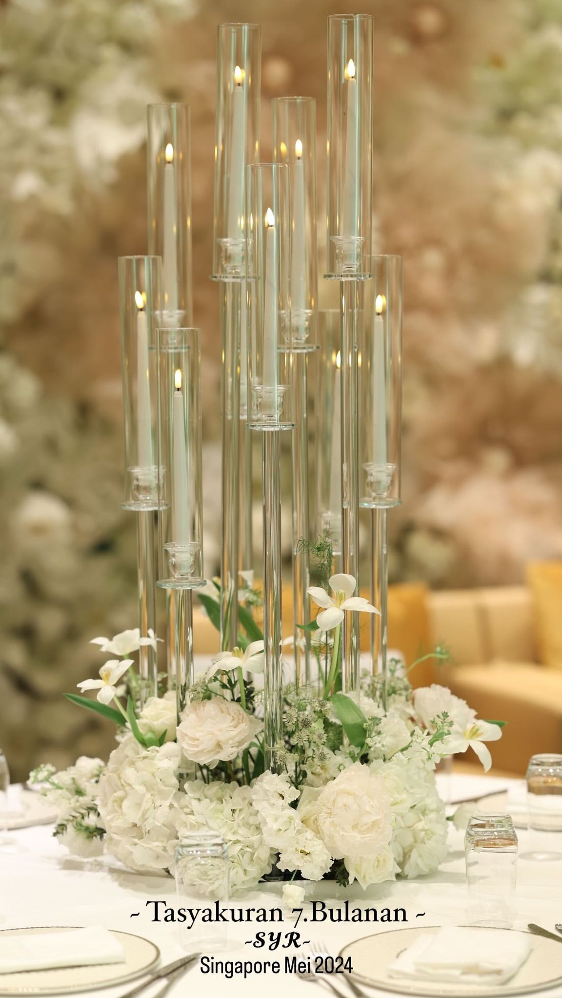 Tampak lilin itu didesain sangat cantik dengan bunga-bunga di bawahnya sebagai hiasan.