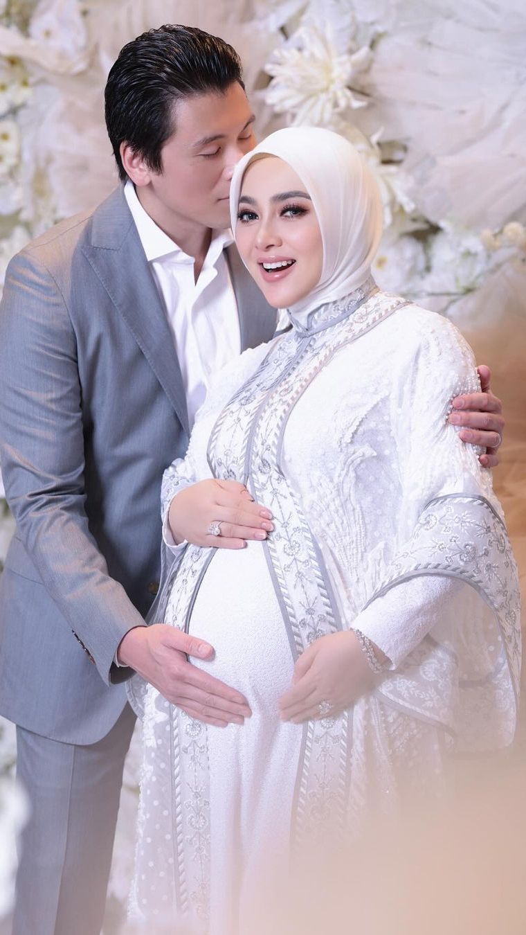 Reino pun tampak gagah dengan jas berwarna abu-abu senada dengan Syahrini.