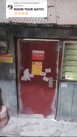 Dari luar rumah tersebut tampak kumuh dan penuh dengan tempelan stiker