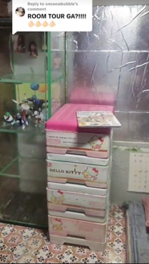 Bagian dalamnya pun terlihat diisi dengan brang-barang sederhana. Salah satunya seperti lemari plastik berwarna pink ini