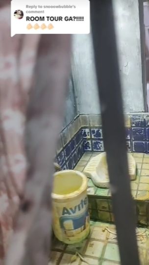 Bagian kamar mandinya tak kalah mencuri perhatian. Terlihat kamar mandinya seperti tidak pernah dibersihkan oleh penghuninya