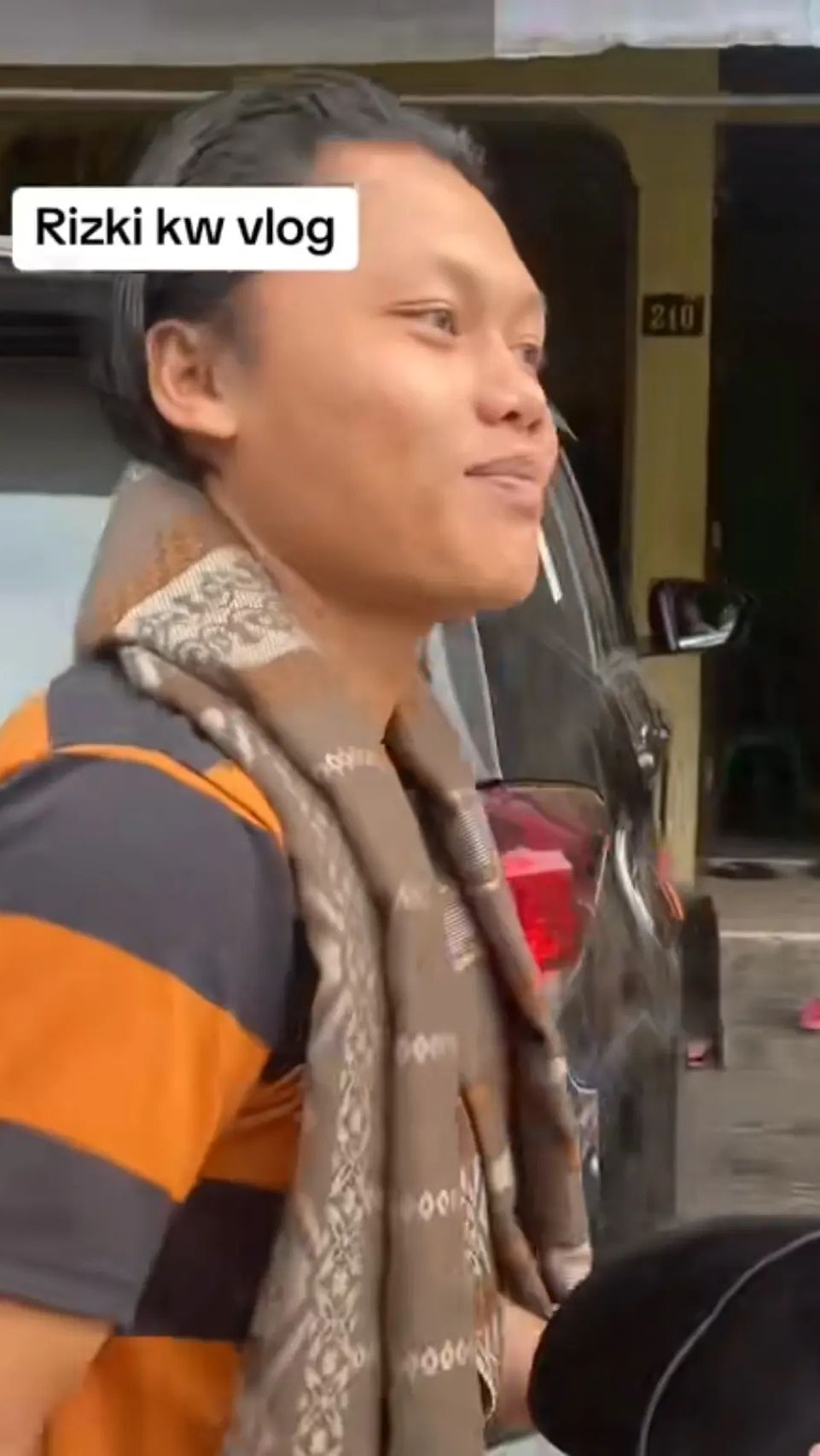 Bukan penyanyi,ia merupakan seorang santri di salah satu pondok pesantren di Tasikmalaya, Jawa Barat.