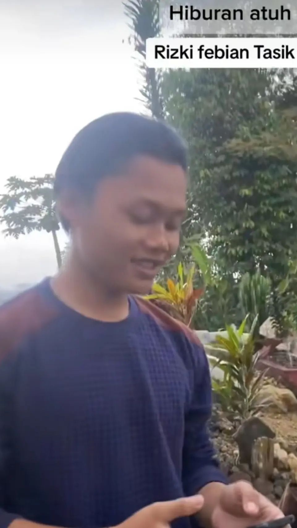 Pria ini memiliki gaya rambut berpotongan pendek dengan gelagat mirip Rizky Febian.