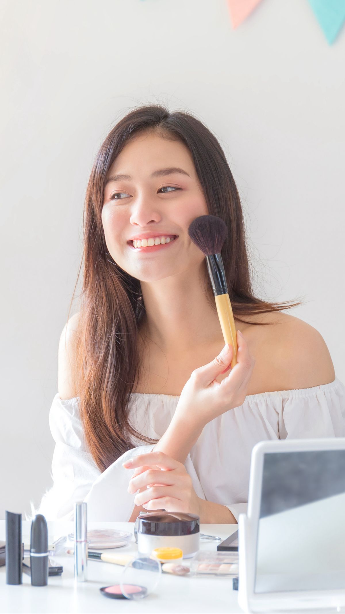 Tak Perlu Beli Pembersih Khusus, Cara Murah Bersihkan Kuas Pakai Micellar Water