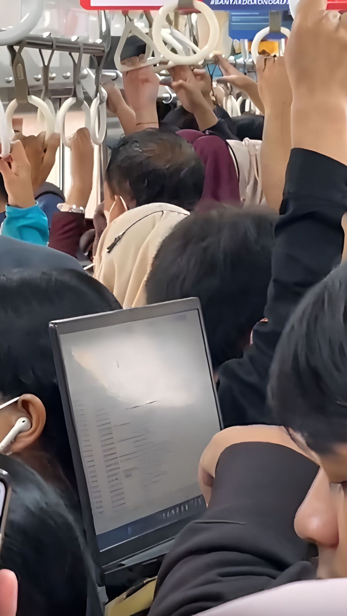 Pemandangan Langka di Gerbong Kereta, Penumpang Tetap Kerja Buka Laptop Sambil Berdiri di Tengah Sesak Kereta