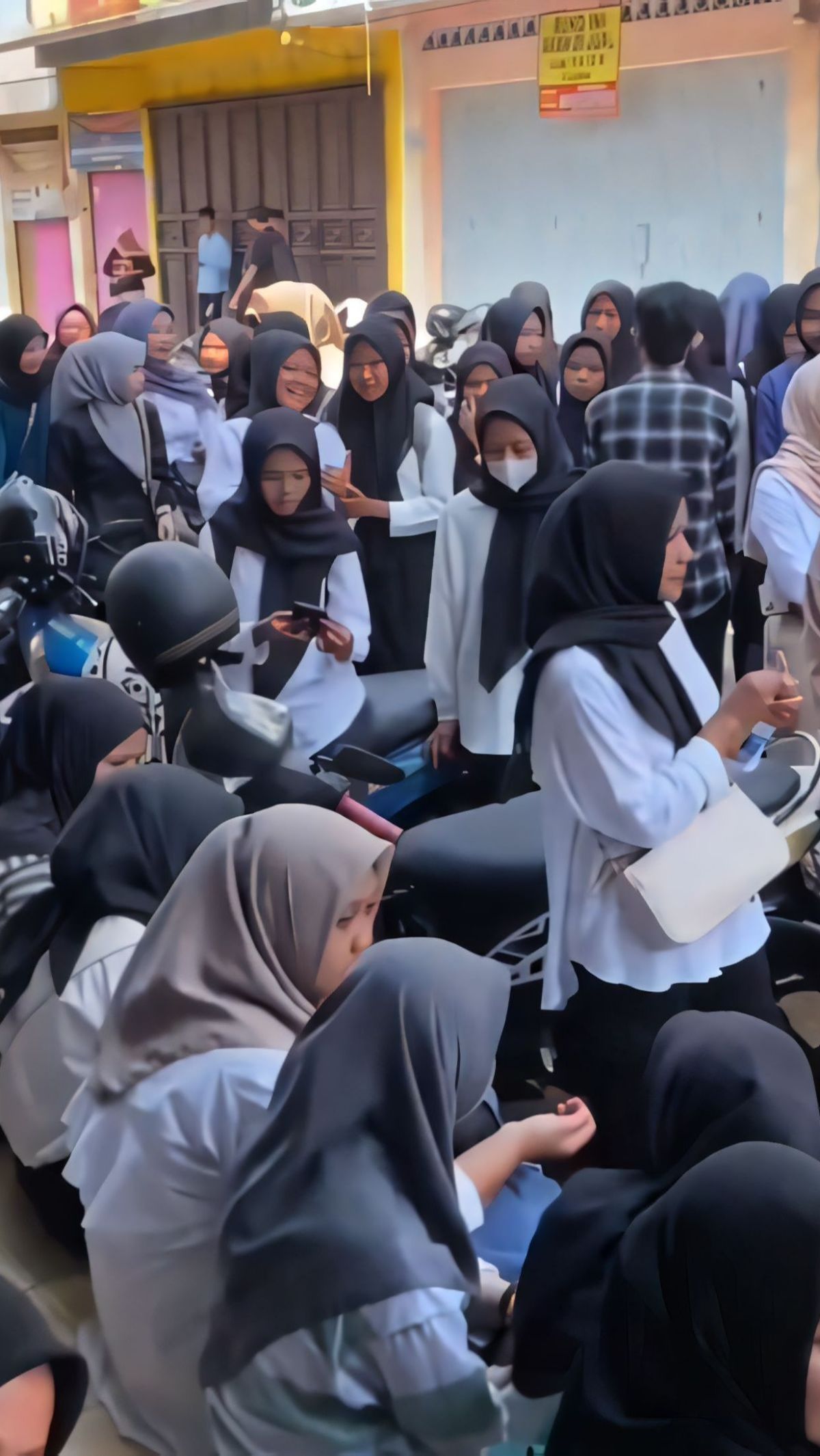Pemilik Warung Seblak di Ciamis yang Viral Ternyata Cuma Butuh 20 Karyawan, Kaget Diserbu Ratusan Pelamar, Berapa sih Gajinya?
