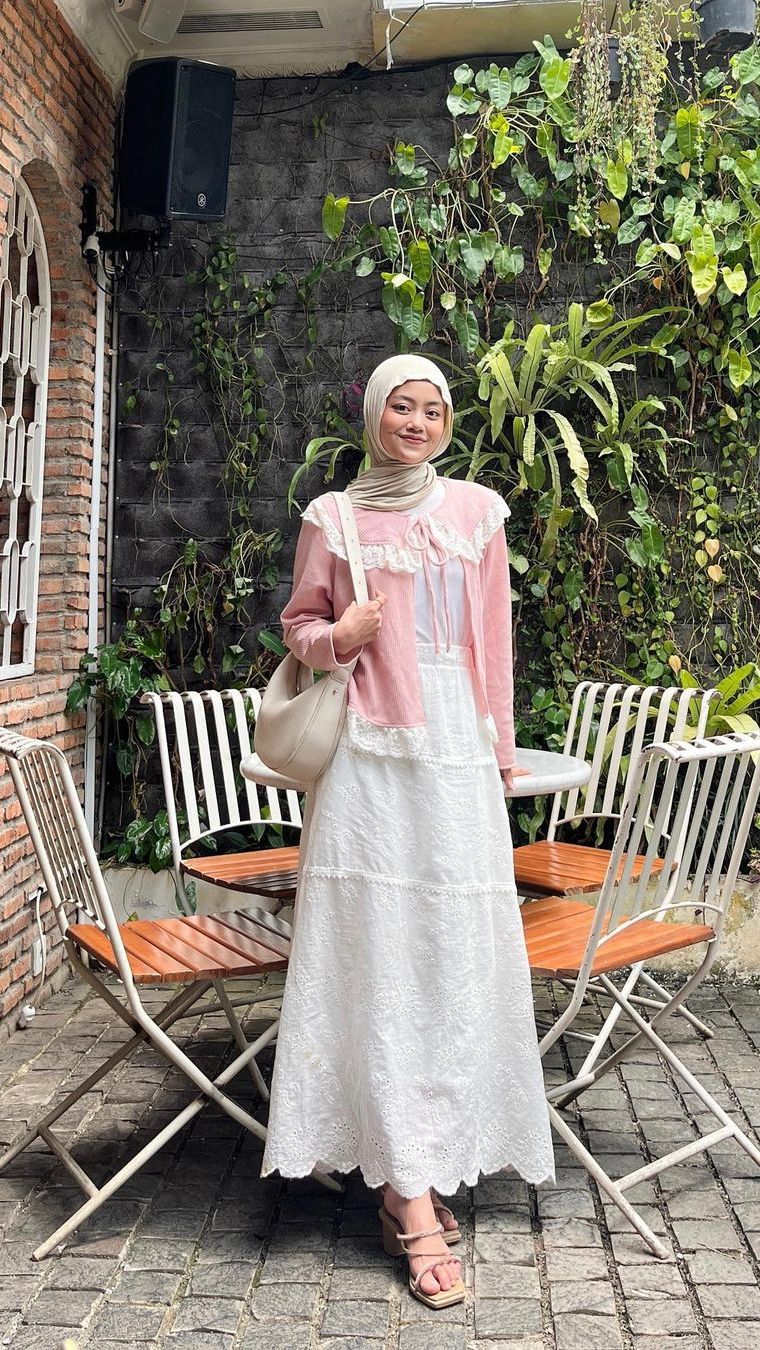 Cardigan Blouse dan Flared Skirt