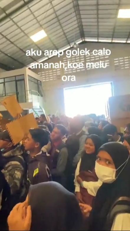 Momen Pemuda Berdesakan di Satu Ruangan Bawa Amplop Cokelat, Bukti Sulitnya Mencari Kerja