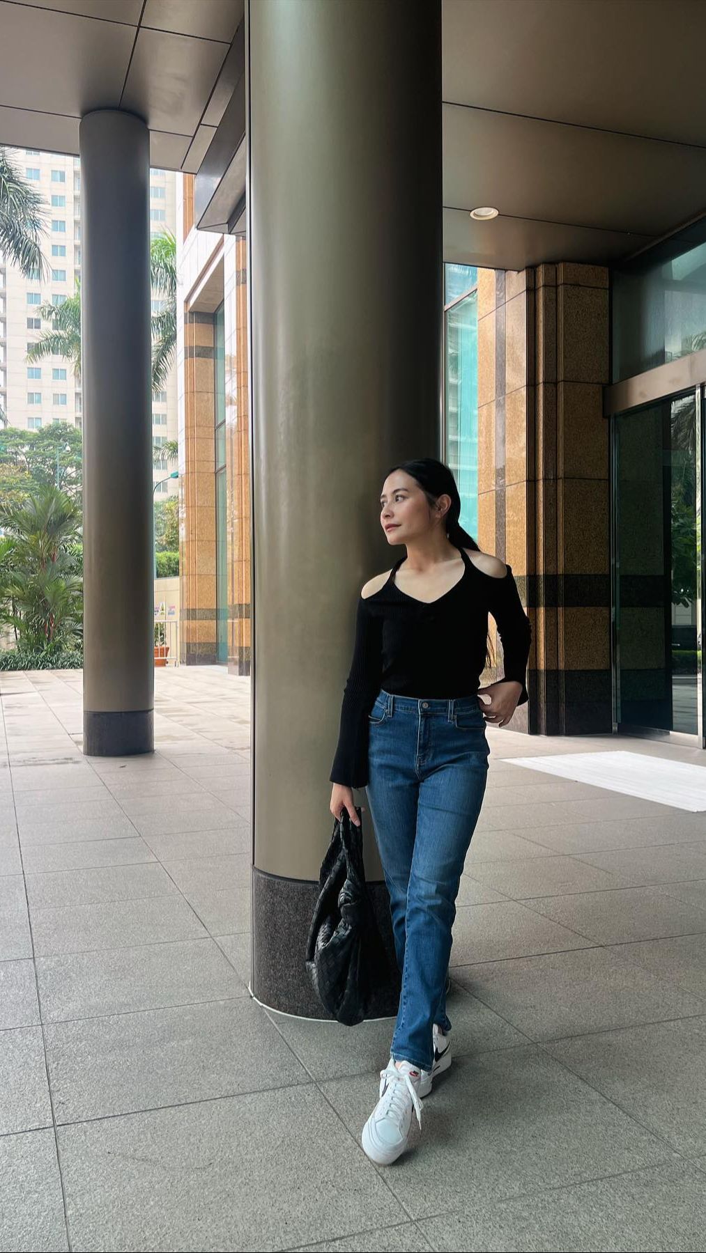 Pemain film Ku Kira Kau Rumah ini juga memperlihatkan tubuh langsingnya saat memakai celana jeans dan atasan yang area pundaknya terbuka