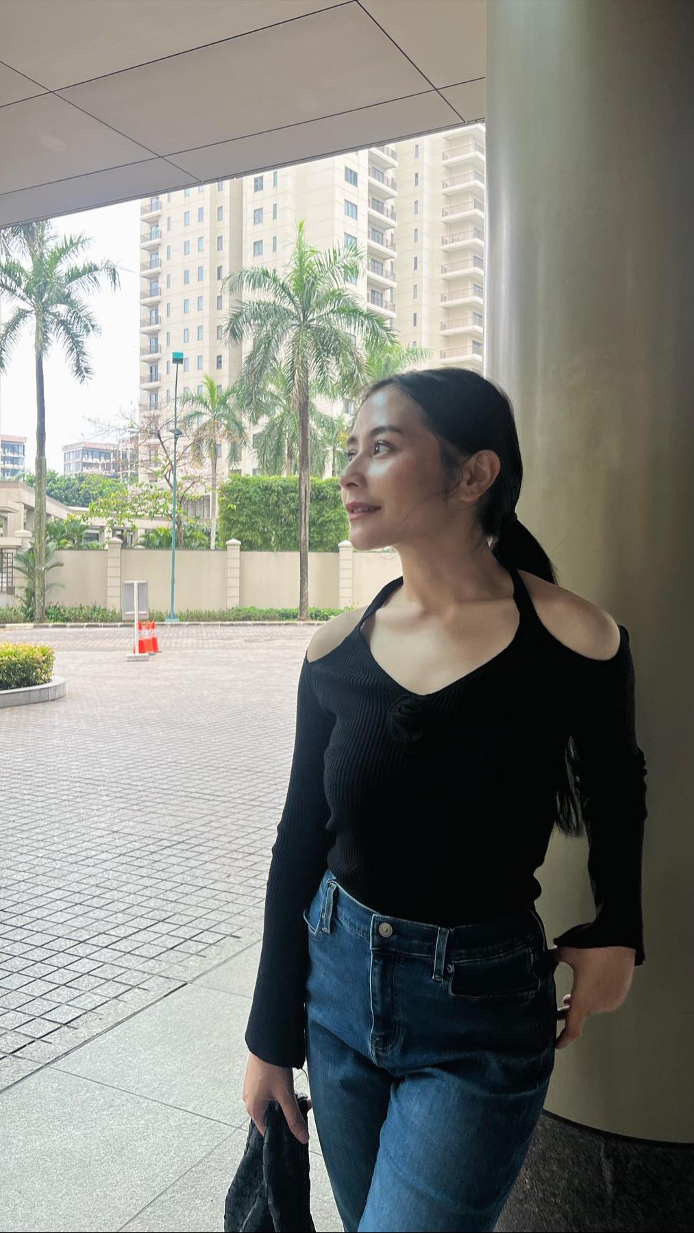 Prilly pun tampak semakin percaya diri dengan penampilan terbarunya tersebut
