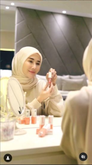 Kamaenya pun begitu classy mewah bernuansa abu-abu.