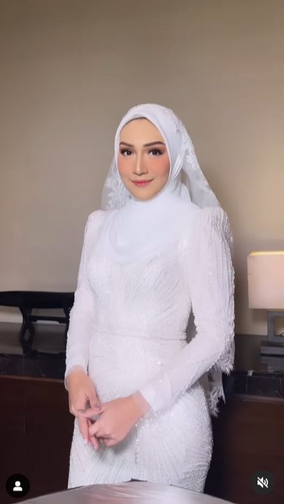 Bedah Gaun Pernikahan Melody Prima, Anggun dalam Balutan All White