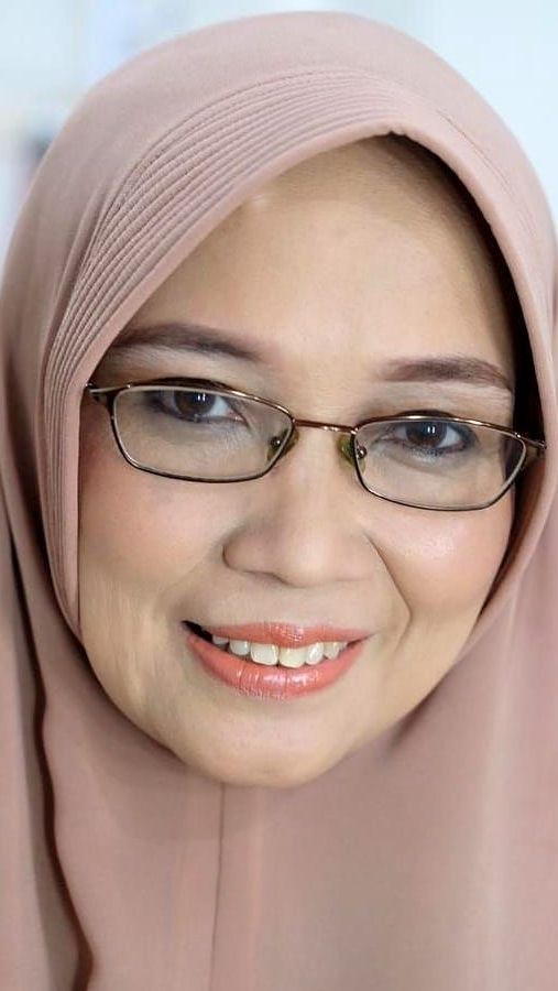 Selain aktif mengisi kajian, rupanya Teh Ninih juga mulai bergelut di dunia bisnis. Ia menjual buku-buku doa.
