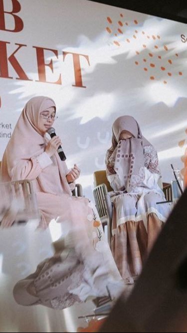 Selain itu, Teh Ninih juga aktif membagikan dakwahnya melalui media sosial. Penampilannya pun selalu sederhana dan tak berlebihan.
