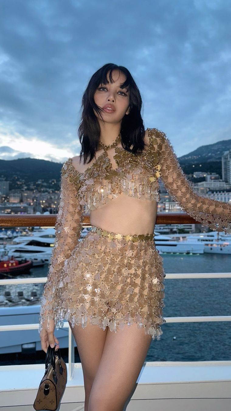 Gaya Glamor Lisa Blackpink di Grand Prix Formula, Pakai Outfit dari Tutup Botol