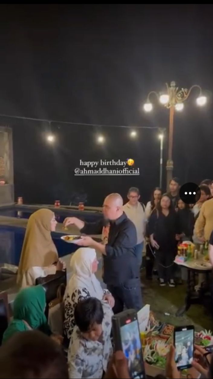 Di usianya kali ini, Dhani membuat sebuah pesta ulang tahun yang cukup meriah.