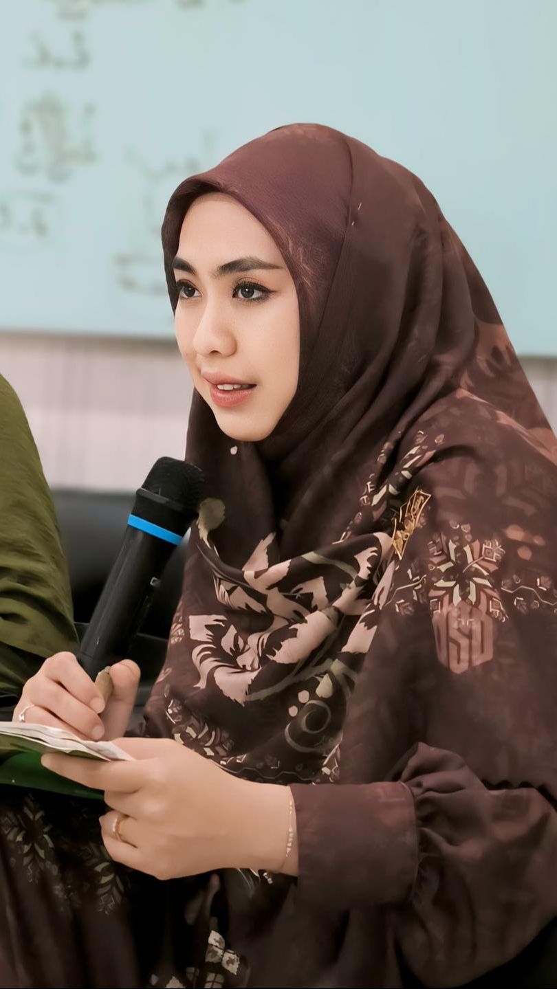 Kakak Ria Ricis ini juga seorang pendakwah yang telah menyampaikan dakwahnya di berbagai forum dan kajian terutama untuk para muslimah