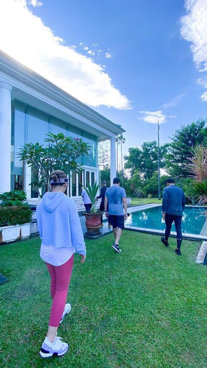 Penampakan rumah mewah Reino Barack yang dikeliling bukit-bukit hijau.