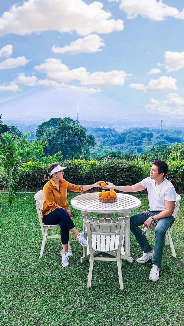 Taman di belakang rumah pun begitu indah untuk minum bersama Syahrini.