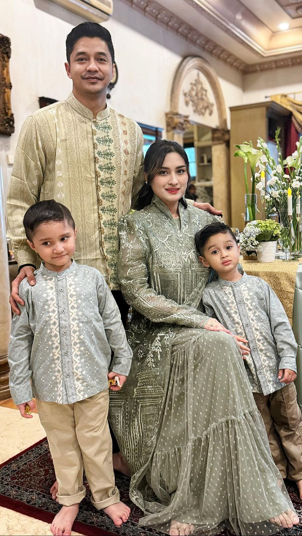 Dari pernikahan tersebut Angbeen dan Adly telah dikaruniai dua orang anak yang begitu menggemaskan.