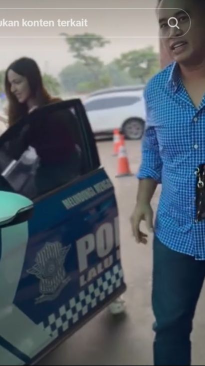 Netizen sempat terkecoh lantaran Ardi dan Nia terlihat terburu-buru setelah turun dari mobil polisi.