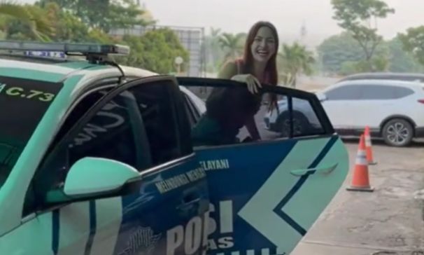 Hanya numpang mobil polisi