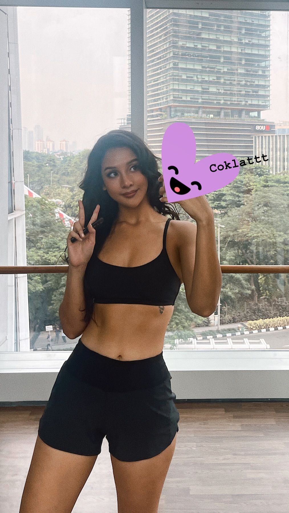Wanita 28 tahun itu tampak membagikan potretnya saat mengenakan setelan crop top berwarna hitam.