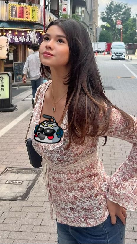 Parasnya yang cantik dan imut memiliki kesamaan dengan Selena Gomez lho!