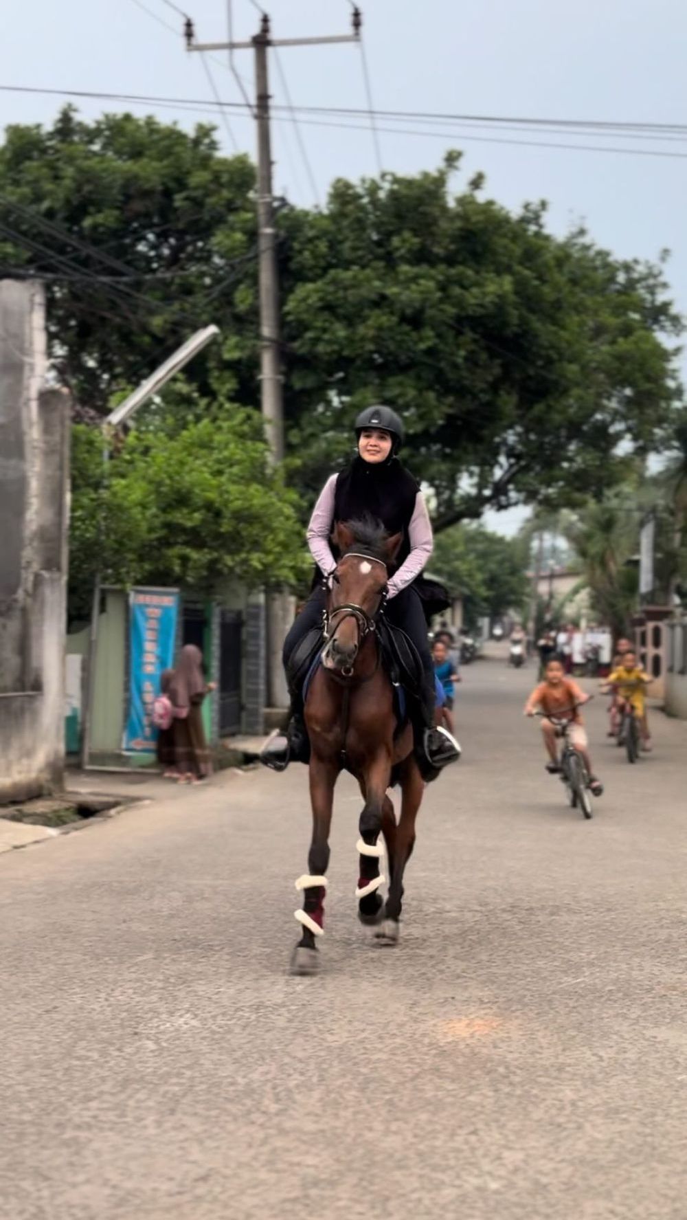Bahkan Zaskia sampe dikejar-kejar bocil, nih.