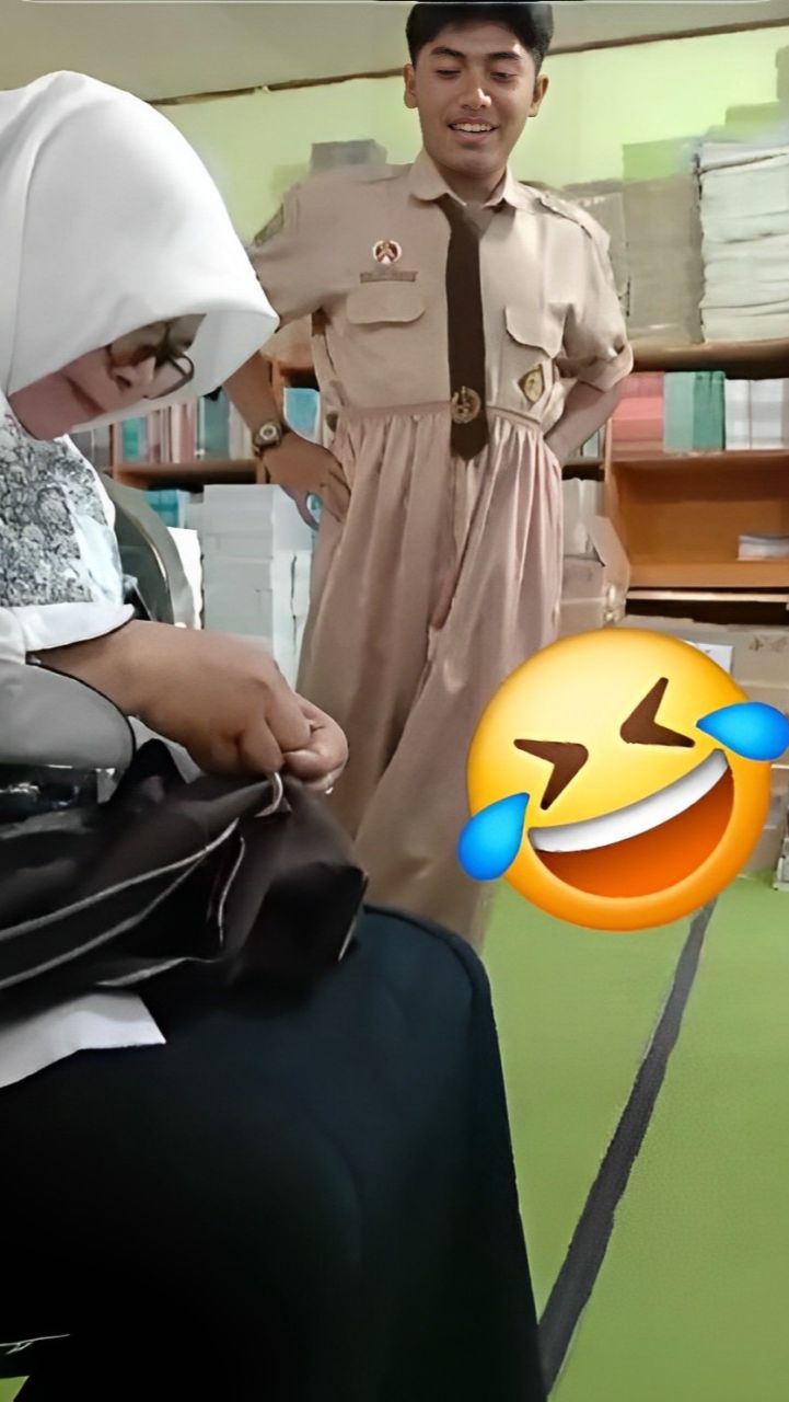 Guru Super Perhatian Bikin 'Meleleh', Jahitkan Celana Muridnya yang Robek di Sekolah