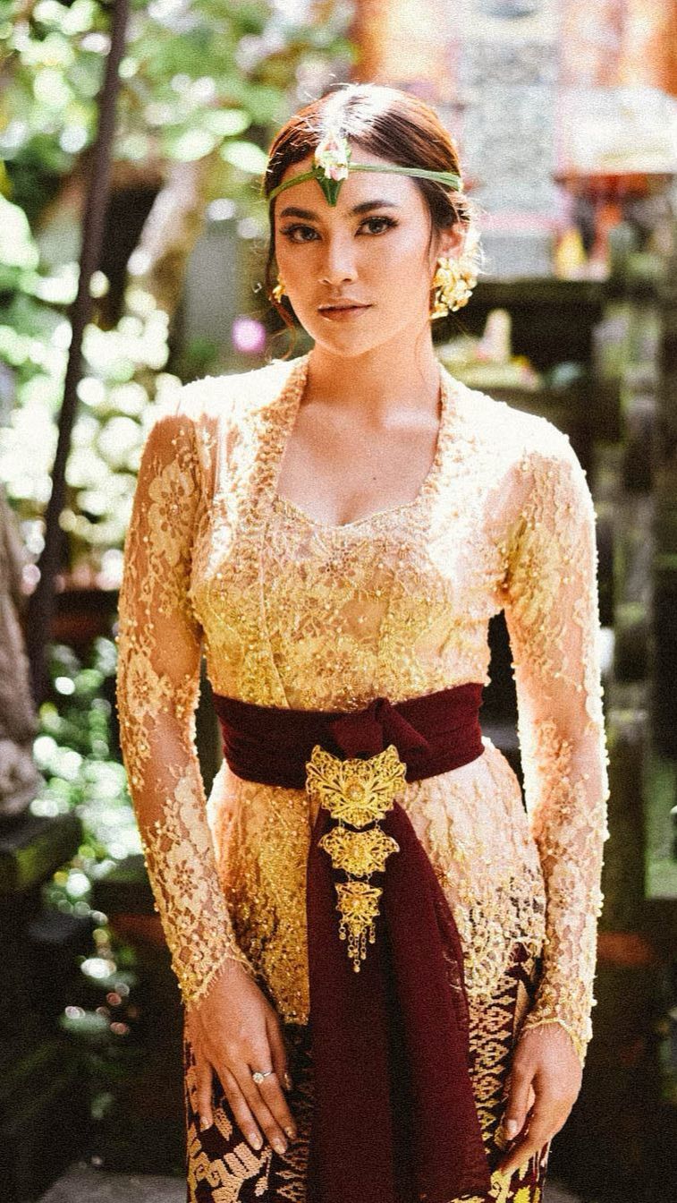 Mahalini yang lahir dan besar di Pulau Dewata Bali itu kerap memakai kebaya. Seperti saat ia memakai kebaya kuning dengan belt saat merayakan Galungan