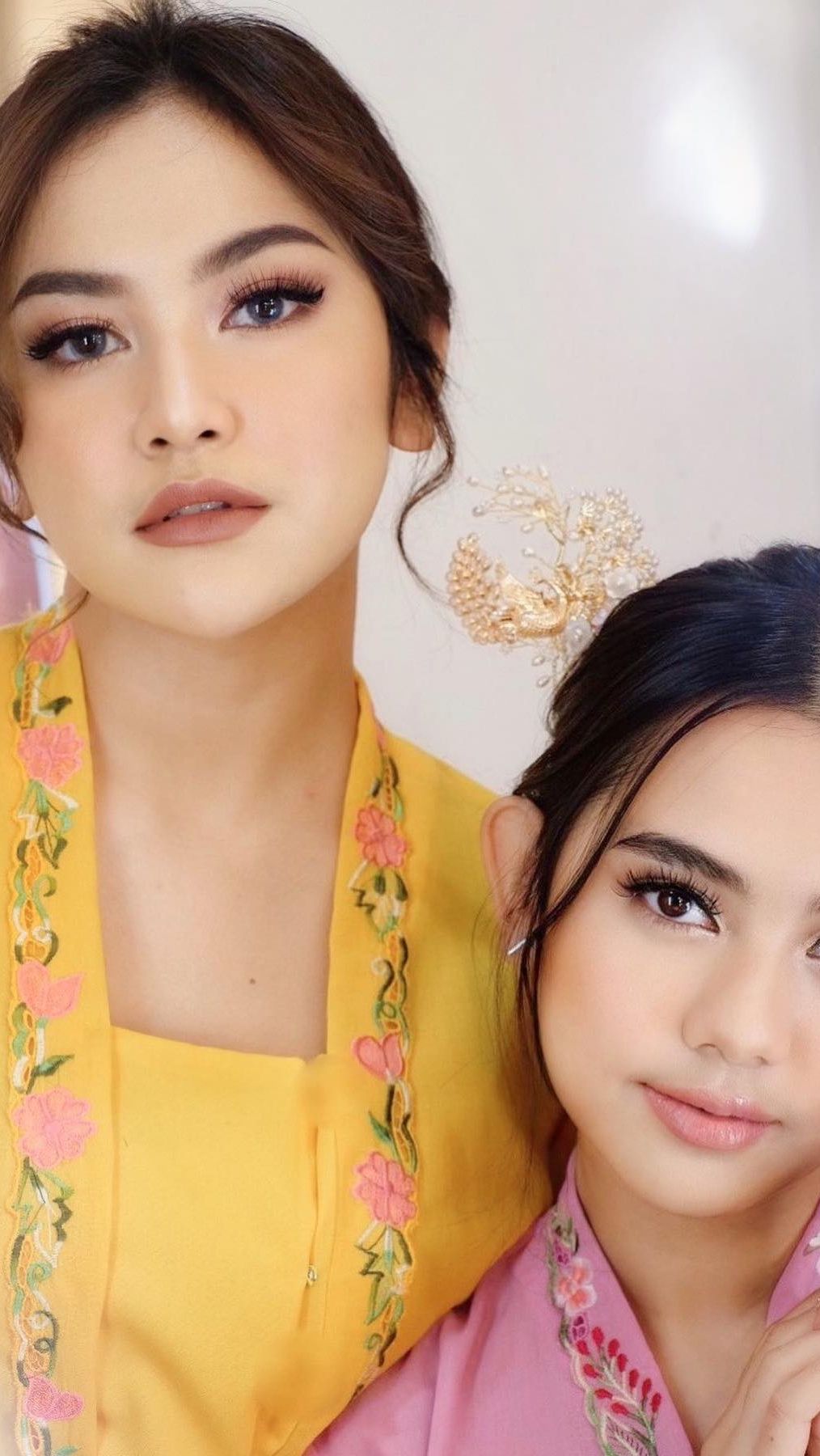 Di hari Sumpah Pemuda, Mahalini memakai kebaya kuning bersama dengan sahabatnya yang juga seorang penyanyi, Ziva Magnolya