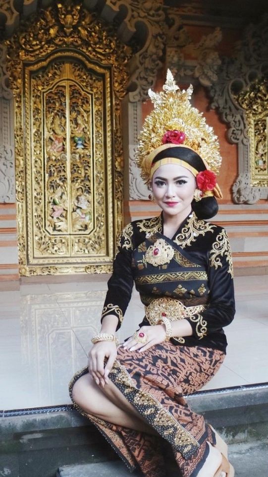 Sebagai gadis Bali, Mahalini pun kerap memakai kebaya adat yang membuat penampilannya kian memesona