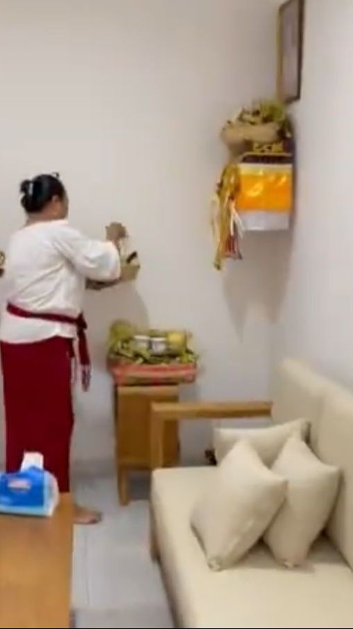 Sofa yang dipilih Lini pun terkesan sederhana. Bahkan tak banyak perabotan di sana.