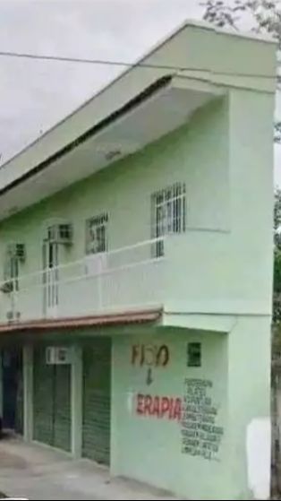 Rumah super langsing, pintunya bikin nangis