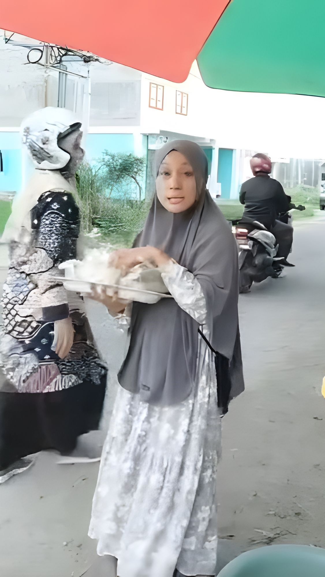 Ngakak! Saking Senangnya Dapat Paket Nasi Kuning Gratis, Bapak Ini Lupa Istri yang Diboncengnya Tertinggal di Pinggir Jalan