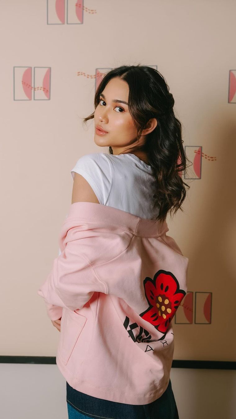 Memiliki paras yang menawan, Zize terlihat sering tampil dengan percaya diri sebagai selebgram dan model.