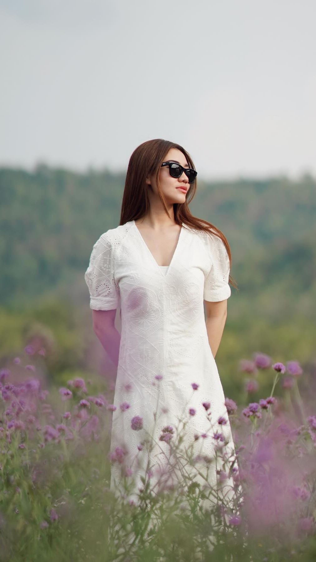 Sebab ia selalu tampil stunning meski dengan busana yang simple.