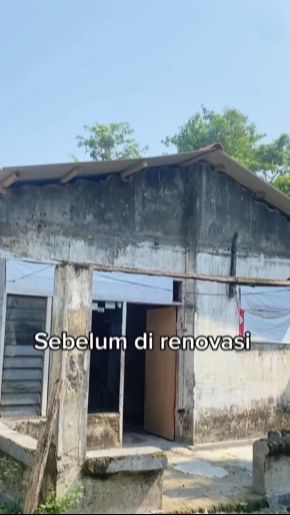 Dulu Adit tinggal di rumah yang tidak layak, bahkan sebagian atapnya sudah roboh.