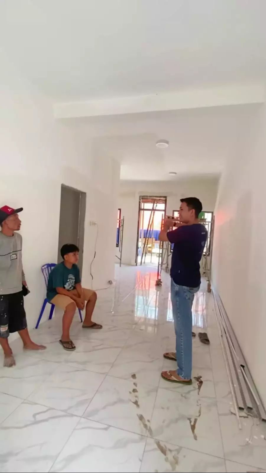 Tampak dalamnya pun dikeramik dan dicet.
