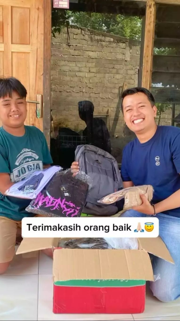 Adit juga menerima beberapa bantuan dari berbagai pihak.