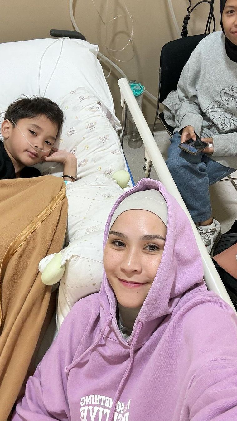 Zaskia Mecca Gemetar dan Minta Doa, Putranya Masuk ICU