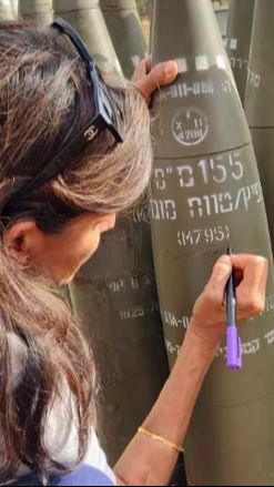 Nikkiemenulis kalimat Finish Them atau Habisi Mereka di sebuah rudal Israel.