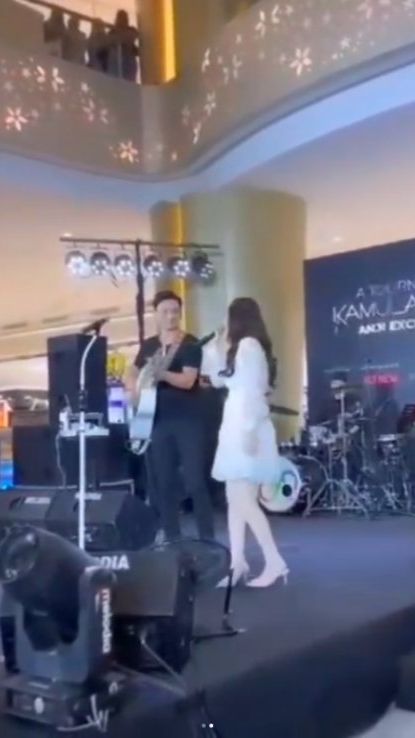 Anji tampak menghampiri Celine yang awalnya duduk di deretan penonton. Rupanya, Anji mengajak Celine untuk bernyanyi bersama.