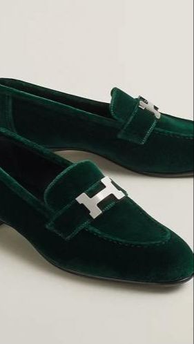 Sepatu buatan Italia ini dibanderol kurang lebih Rp19 jutaan, loh.