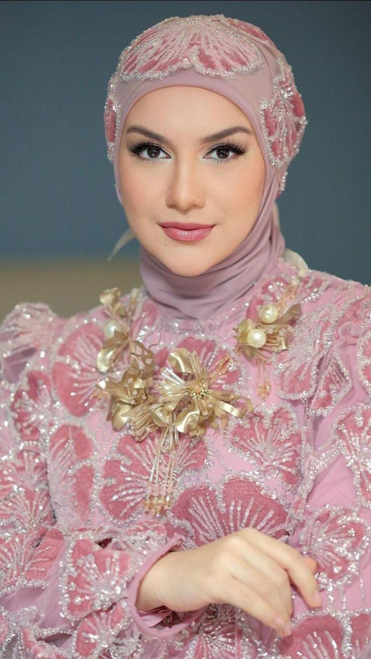 Bikin Kepo Netizen, Irish Bella Jalani Pemotretan Bareng Pria Misterius, Posenya Mesra Banget